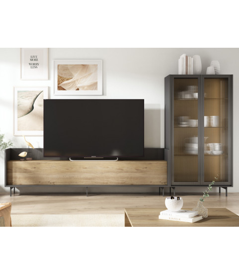 Salón con mueble de TV y vitrina en Madrid