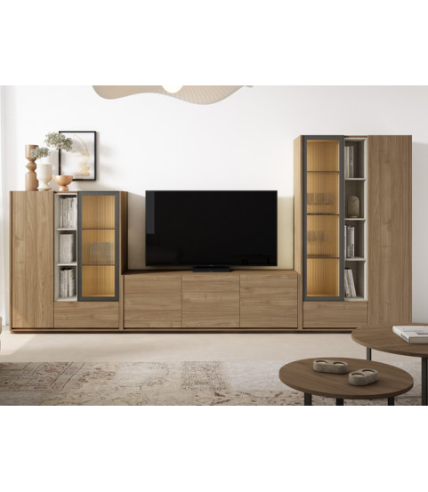Salón con mueble de TV y vitrinas en Madrid