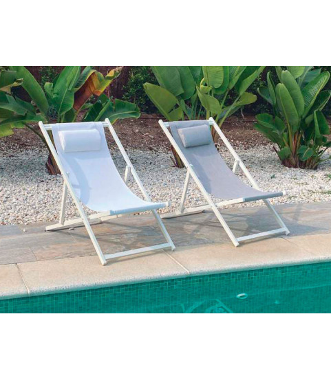 Butaca plegable para tomar el sol en el jardín