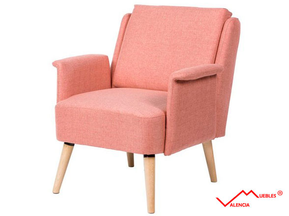 Butaca tapizada con patas altas para salón o comedor