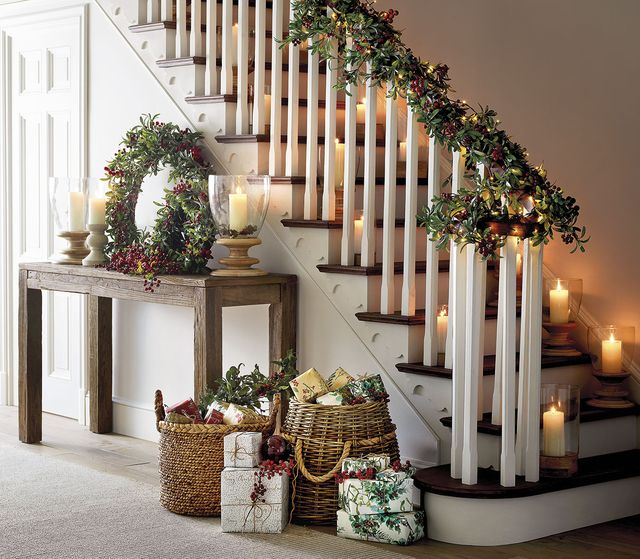 Escalera con decoración navideña en Muebles.Tienda, tu tienda de muebles en Ávila